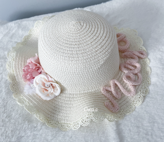 Chapeau à fleurs à personnaliser avec le prénom en tricotin