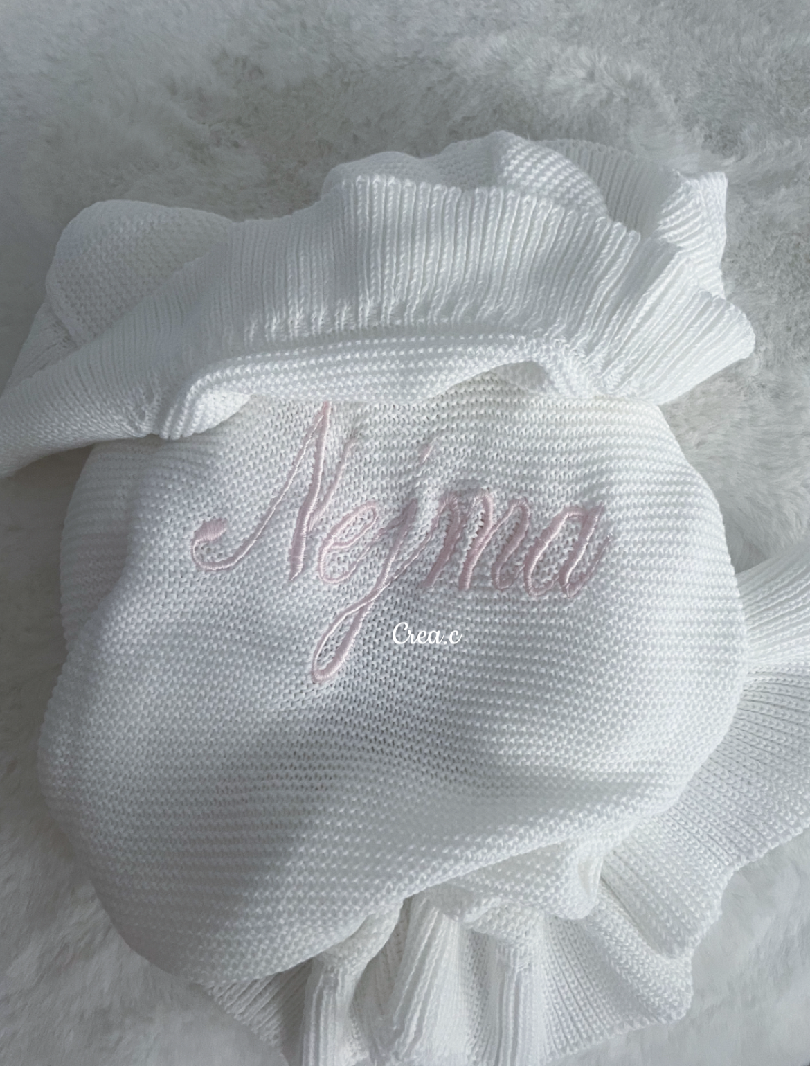 Couverture en maille blanche à personnaliser avec le prénom brodé