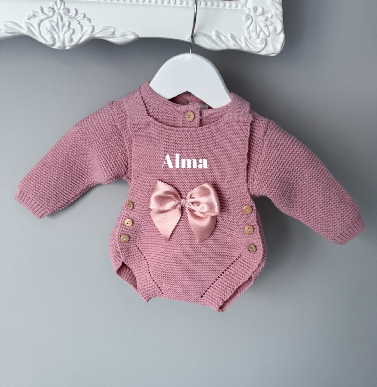 Barboteuse bébé en maille avec nœud & prénom – Taille 0-3 mois