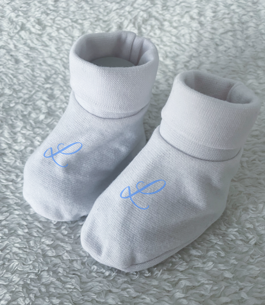 Chaussons blanc en coton à personnaliser avec l'initiale de bébé