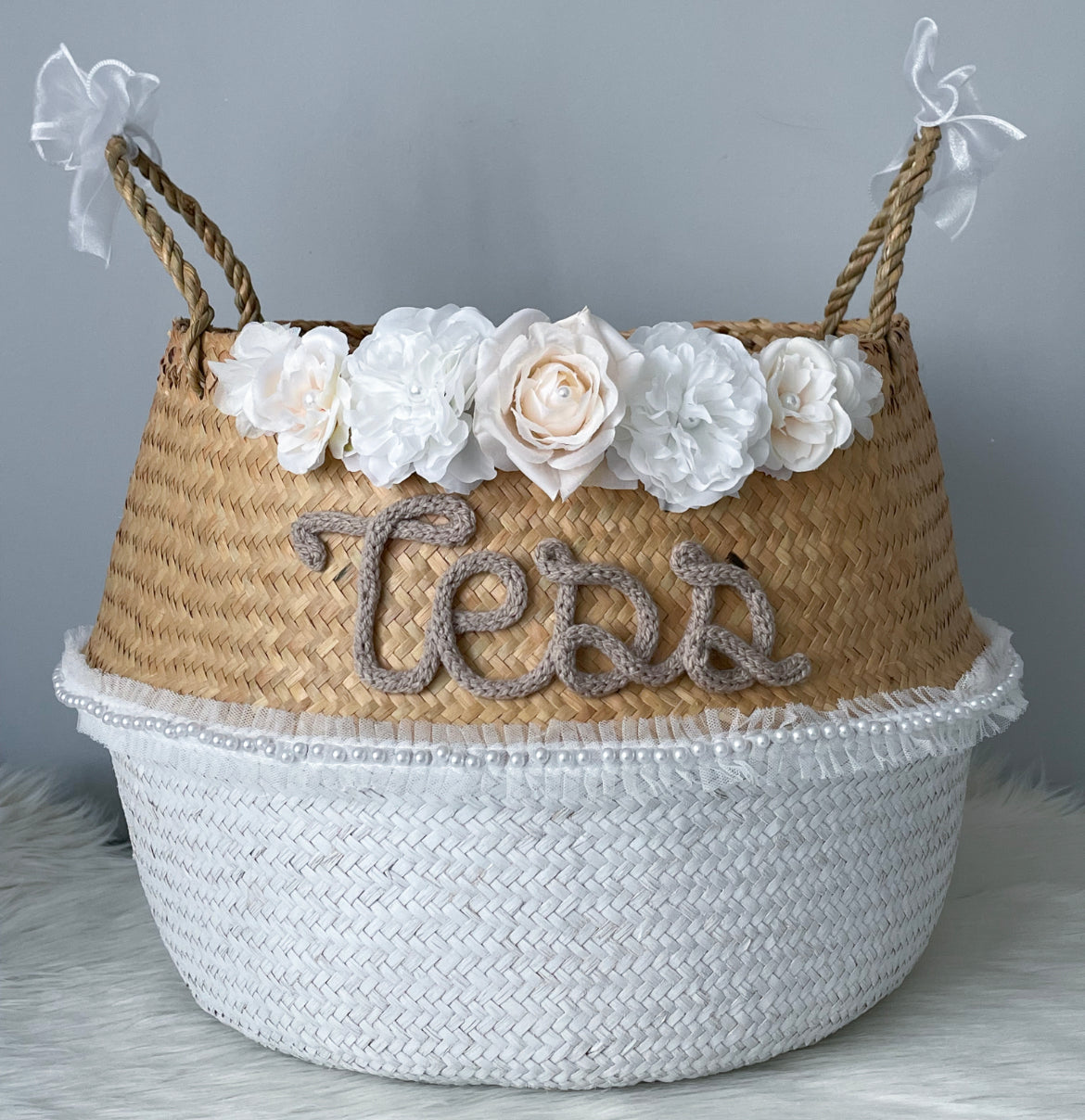 Panier ruban de perles et fleurs blanches à personnaliser avec un prénom