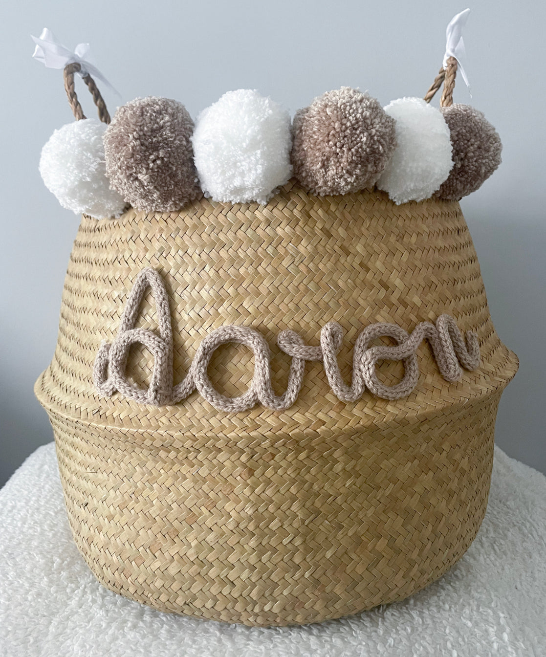Panier naturel, pompons taupe et blanc