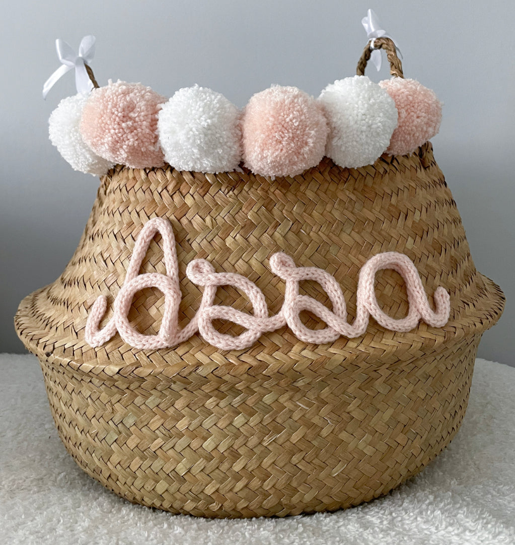 Panier naturel, pompons rose et blanc