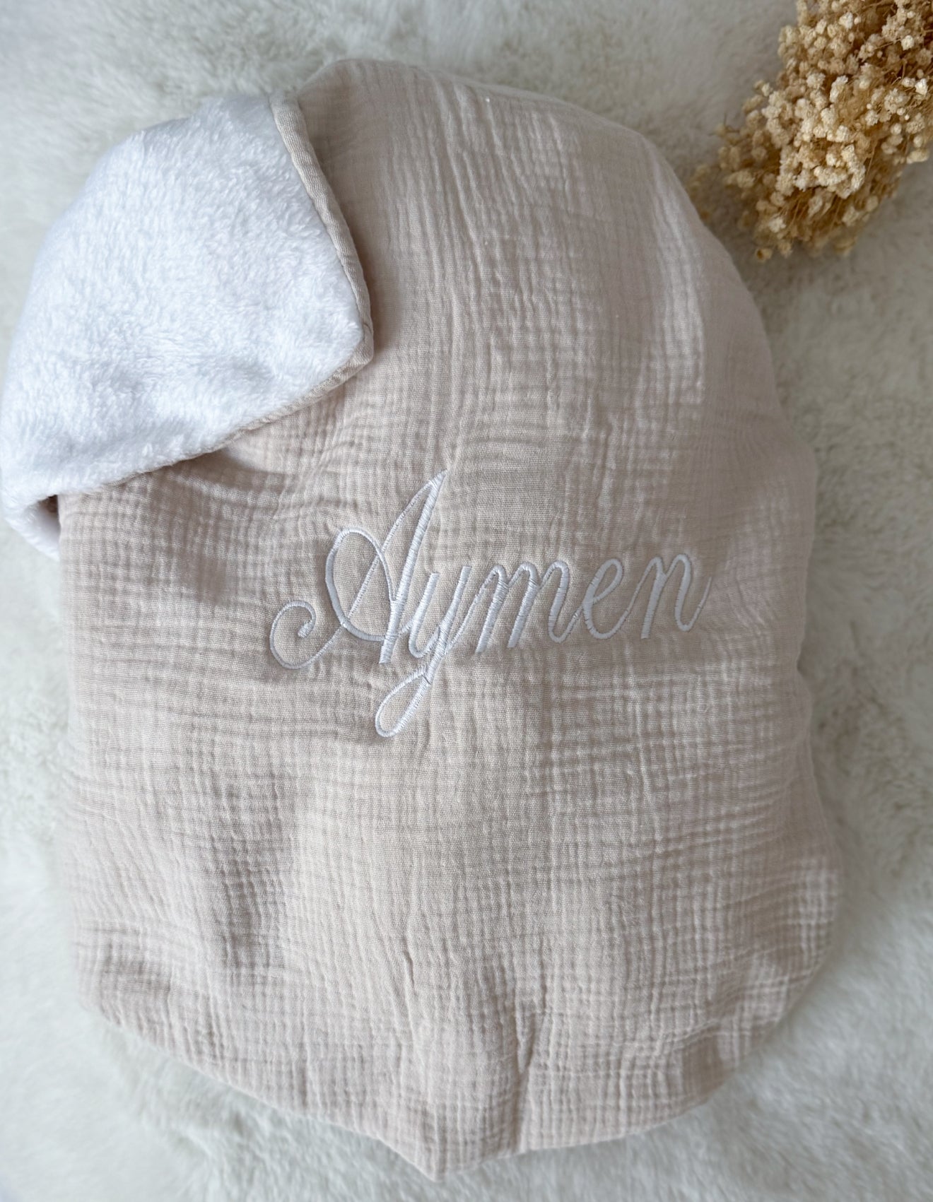 Couverture, plaid en gaze de coton taupe et polaire à broder avec le prénom