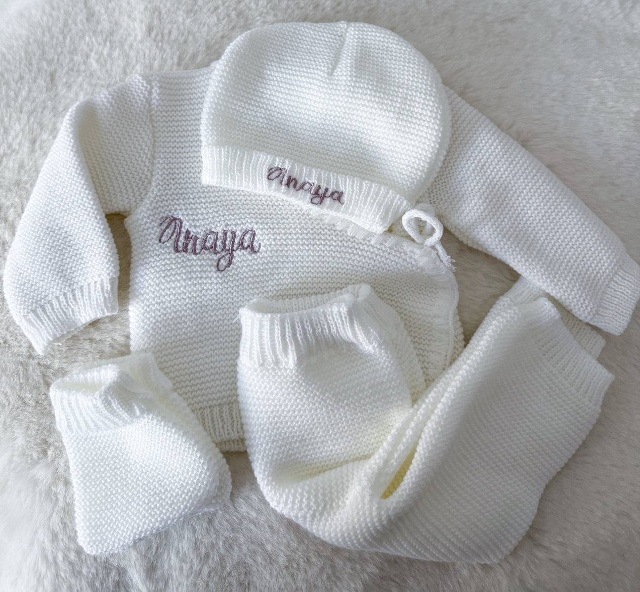 Ensemble en laine à personnaliser avec le prénom de bébé brodé