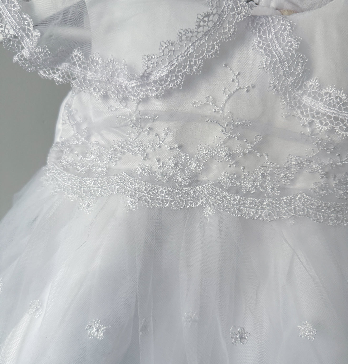 Robe de baptême bébé en dentelle & tulle – bonnet assorti inclus