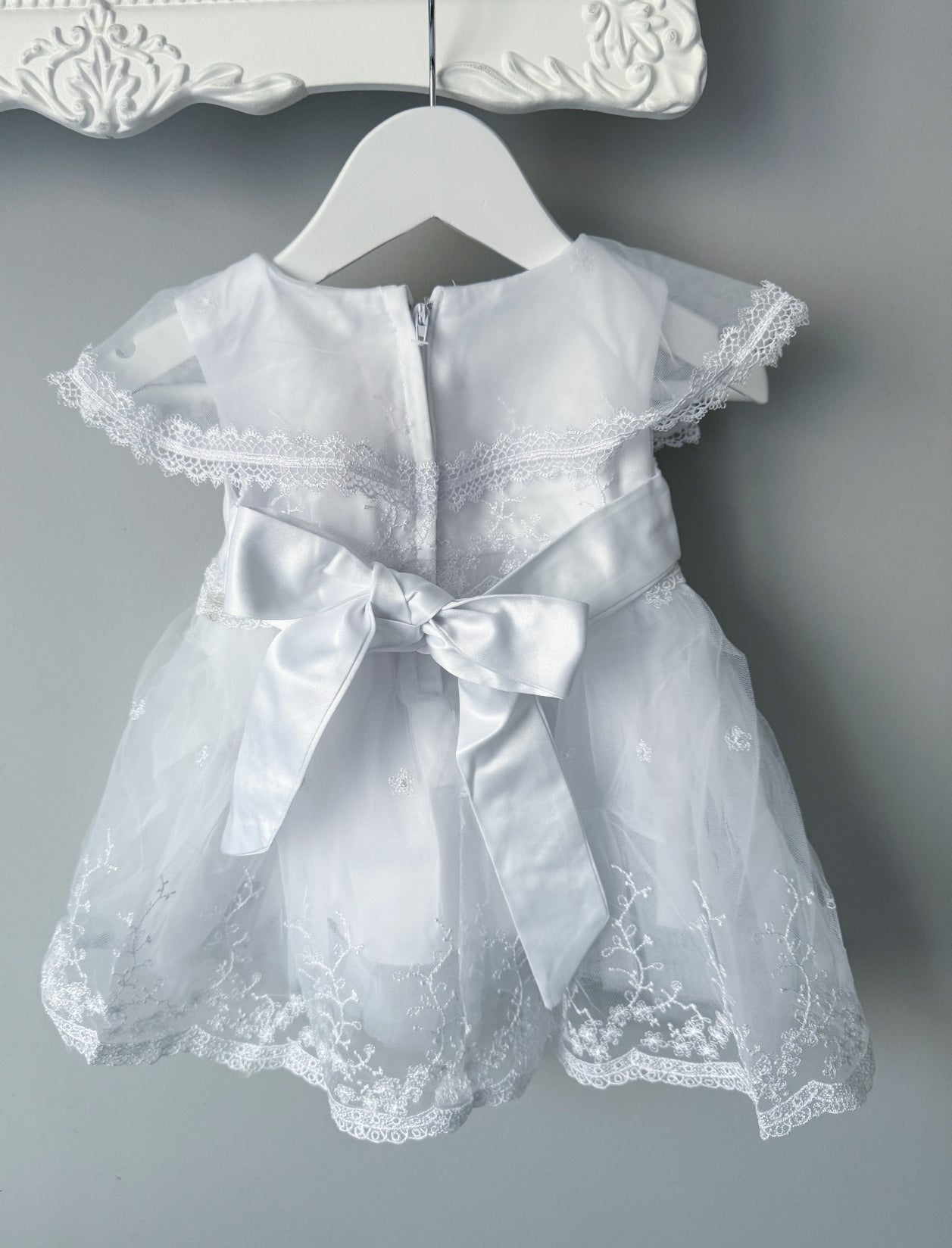 Robe de baptême bébé en dentelle & tulle – bonnet assorti inclus