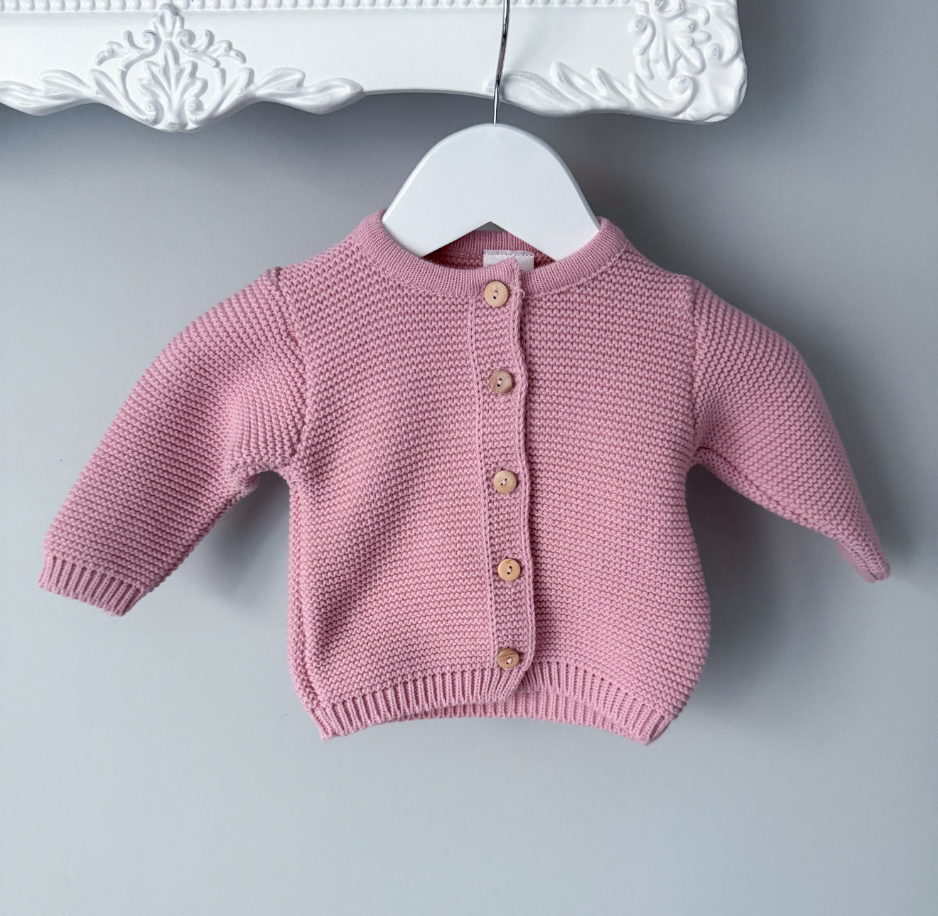 Barboteuse bébé en maille avec nœud & prénom – Taille 0-3 mois