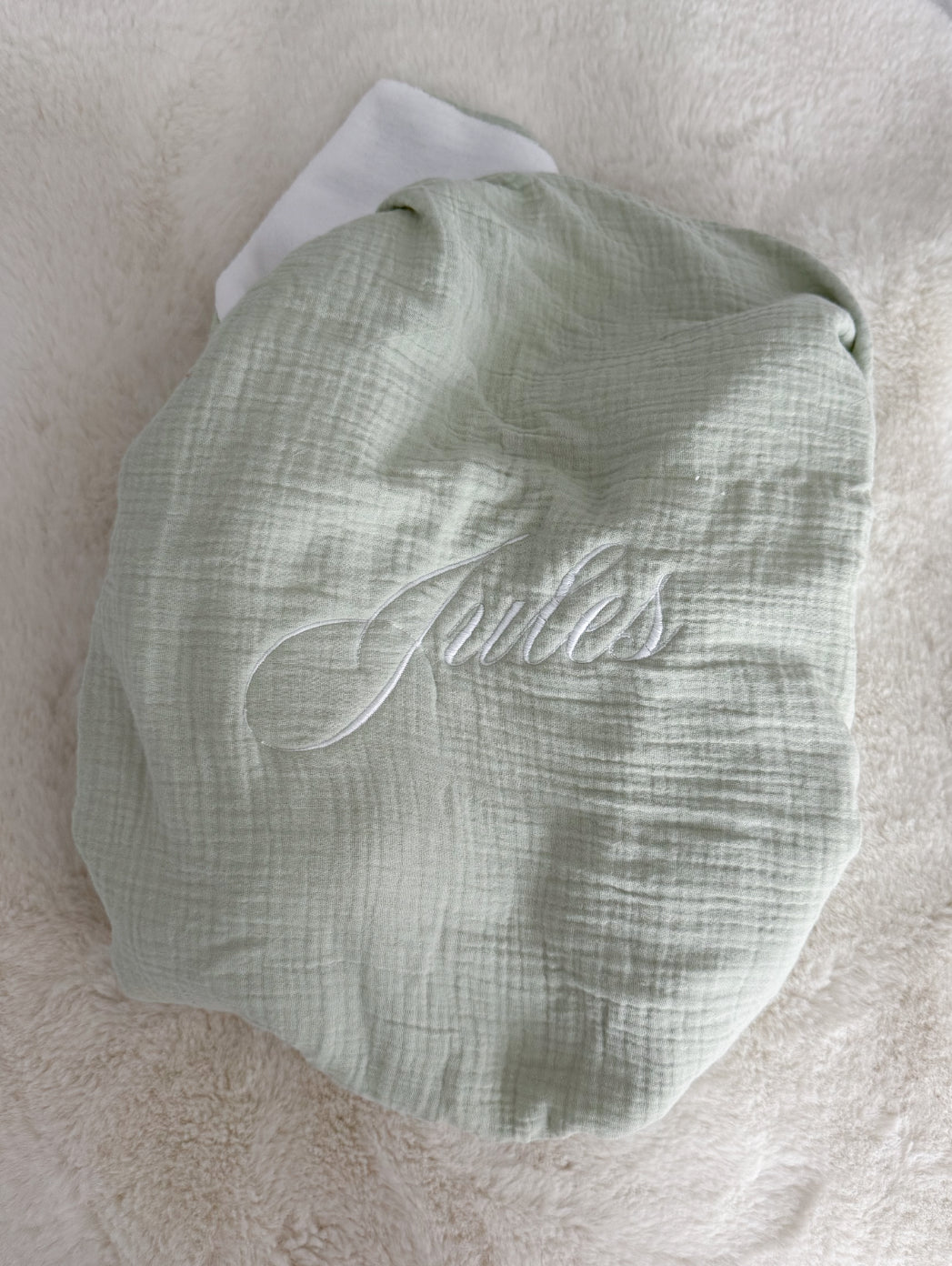 Plaid bébé personnalisé gaze de coton vert d’eau & polaire blanche – Broderie prénom