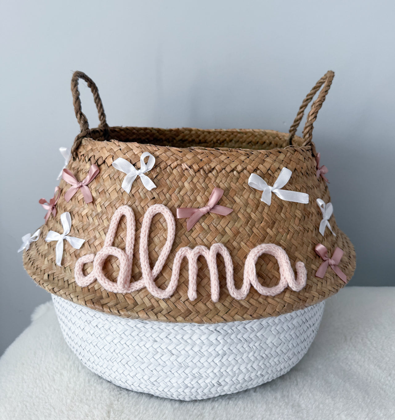 Panier personnalisé avec ruban rose et blanc – Prénom en tricotin
