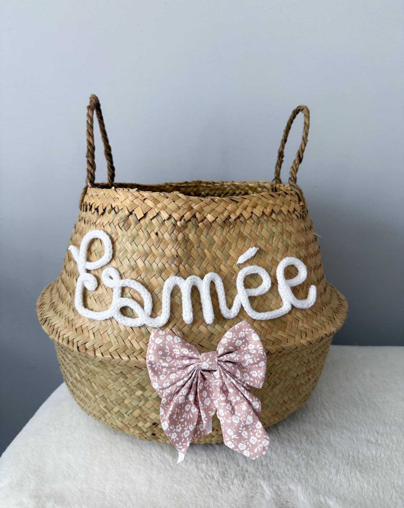 Panier en osier personnalisé avec prénom – Modèle “Esmée” et nœud au choix