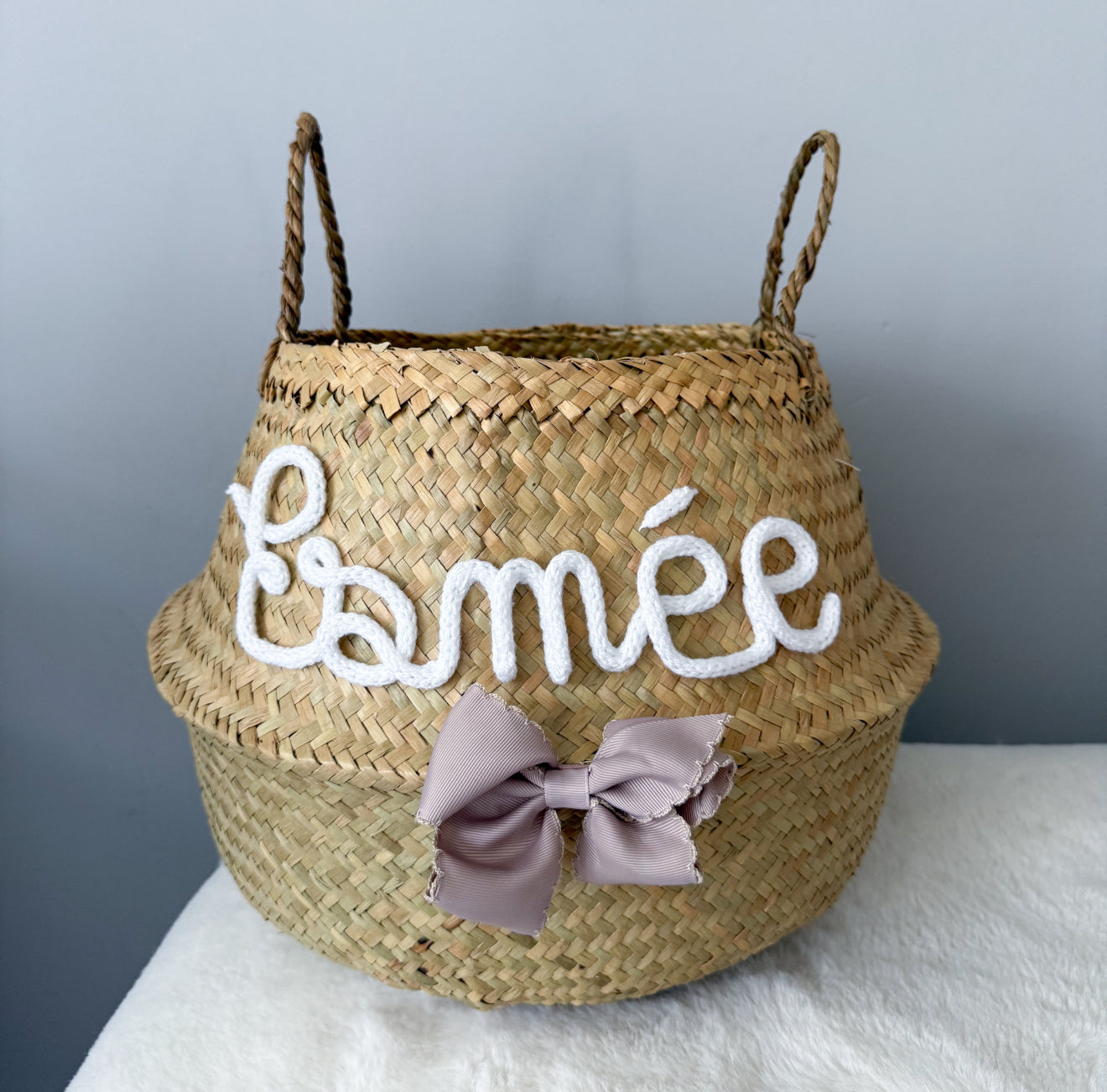 Panier en osier personnalisé avec prénom – Modèle “Esmée” et nœud au choix