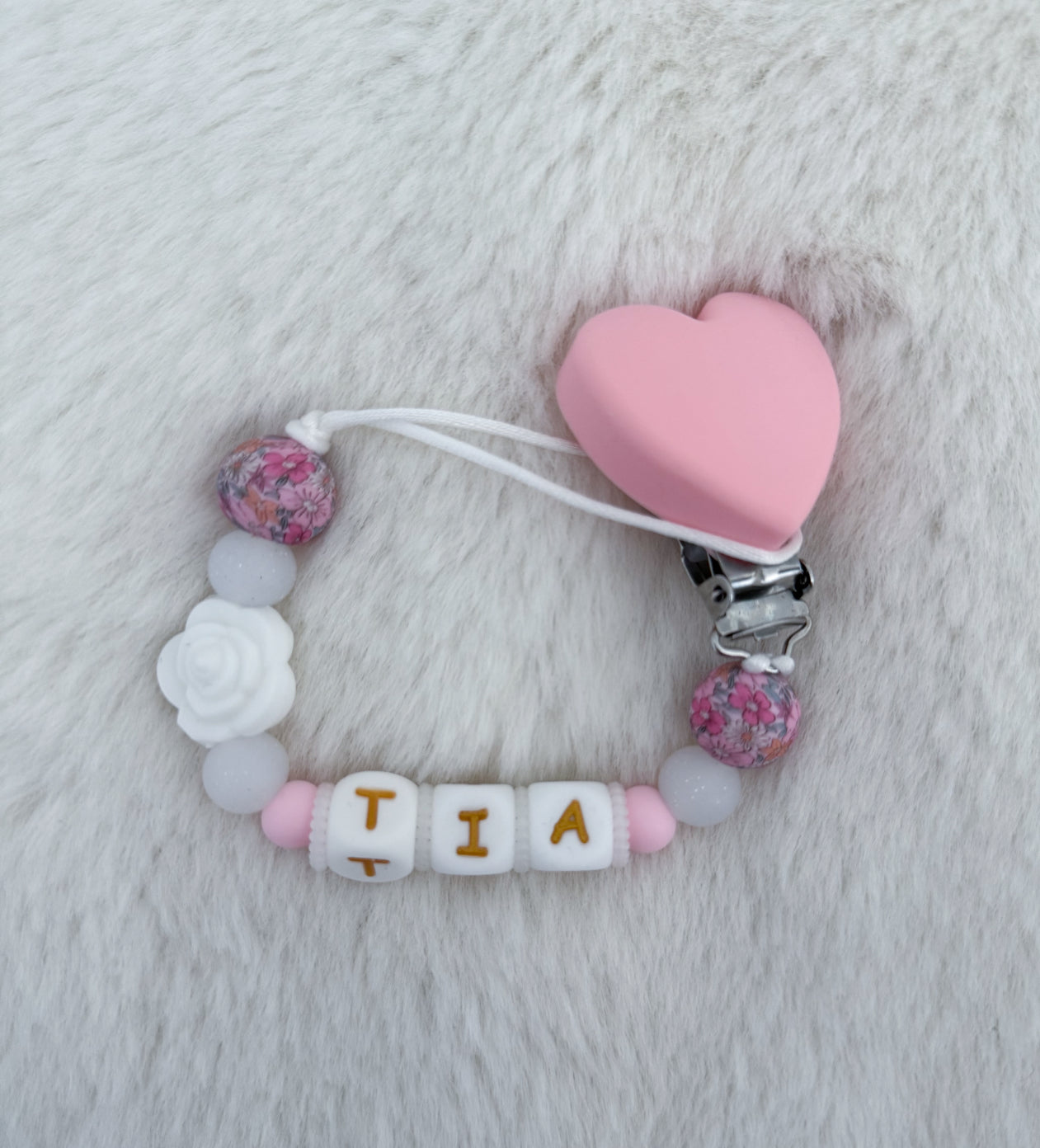 Attache-tétine personnalisée – Modèle « Tia » – Fleurs & Perles