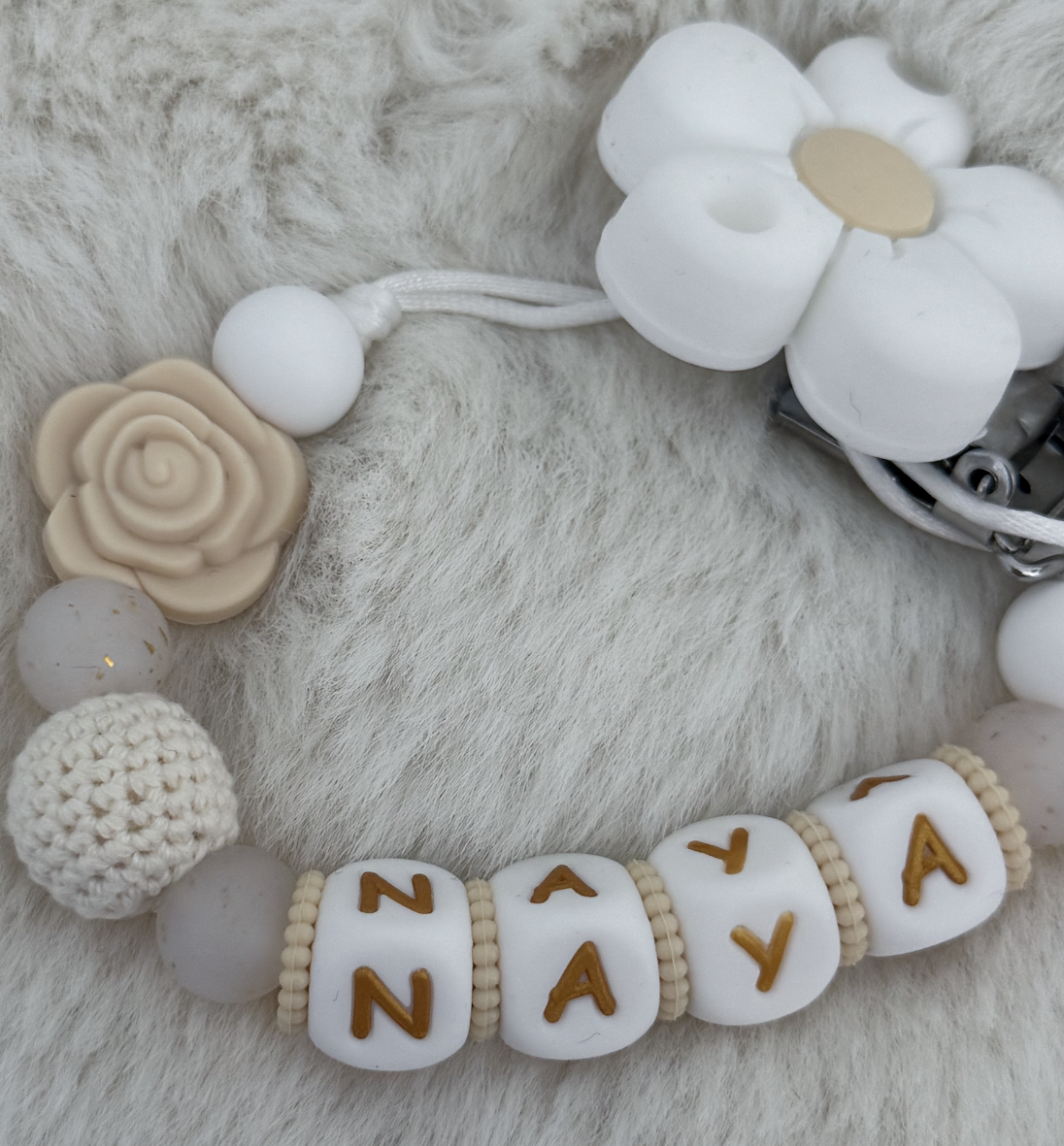 Attache-tétine personnalisée – Modèle « Naya » – Fleurs & Perles
