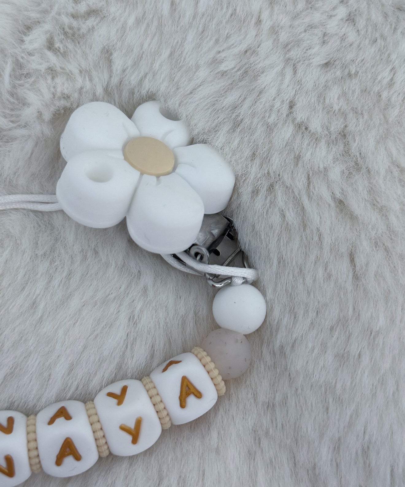 Attache-tétine personnalisée – Modèle « Naya » – Fleurs & Perles