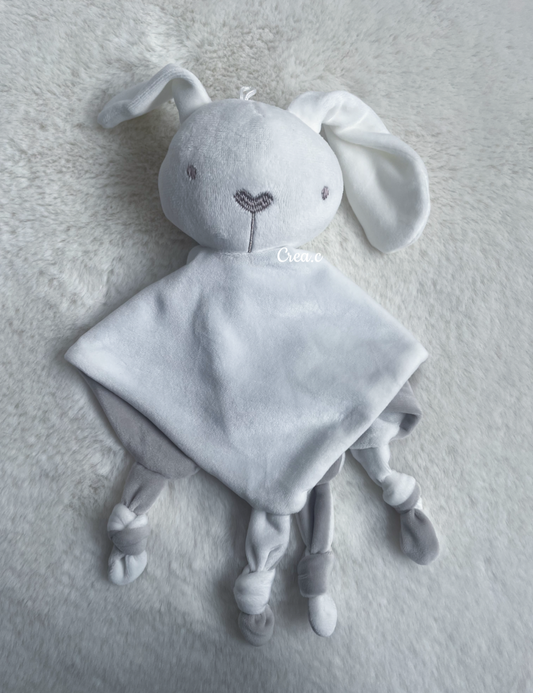 Doudou lapin blanc à brodé avec le prénom de bébé