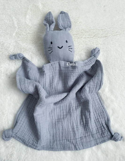 Doudou lapin bleu en gaze de coton à brodé avec le prénom de bébé