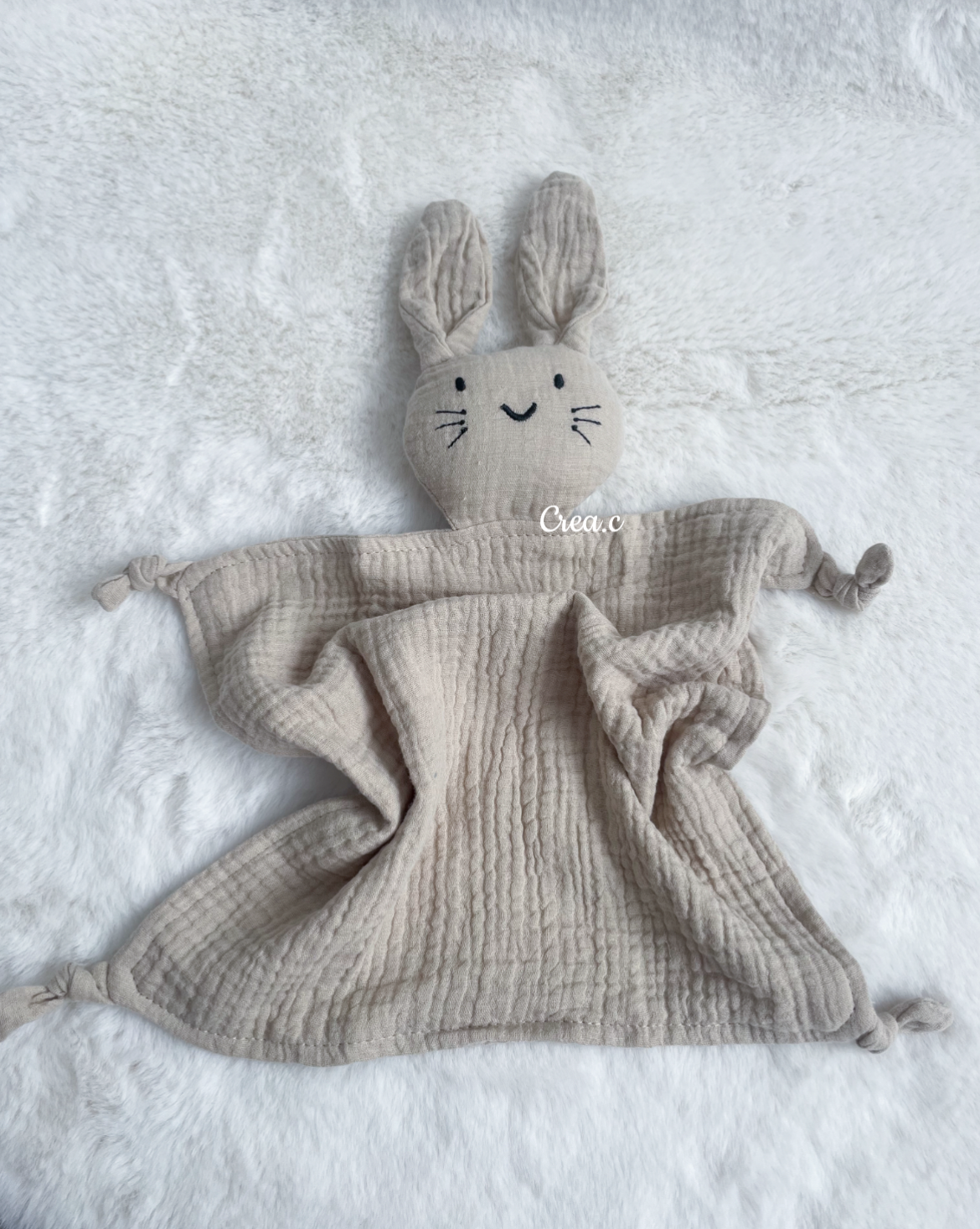 Doudou lapin beige en gaze de coton à brodé avec le prénom de bébé