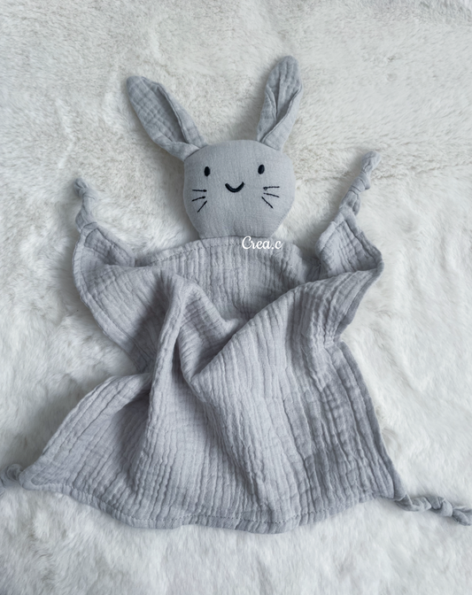 Doudou lapin gris en gaze de coton à brodé avec le prénom de bébé