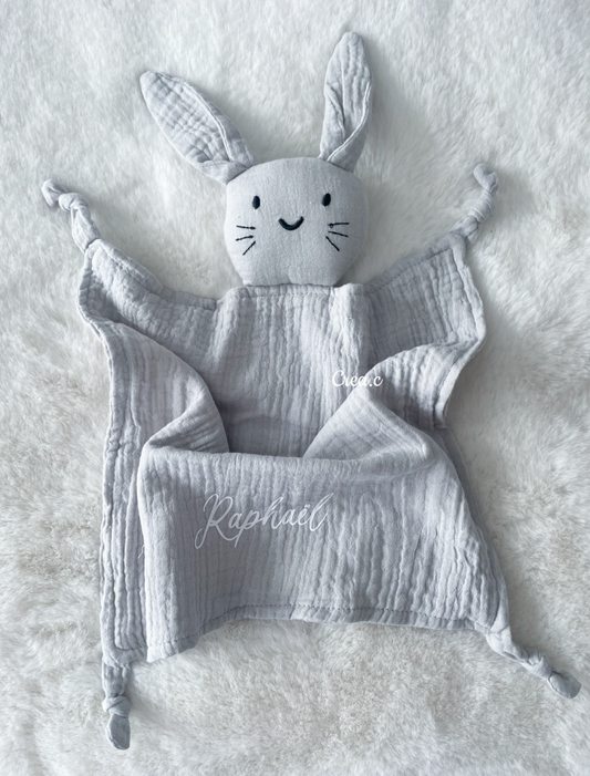 Doudou lapin en double gaz de coton gris à personnaliser avec un prénom