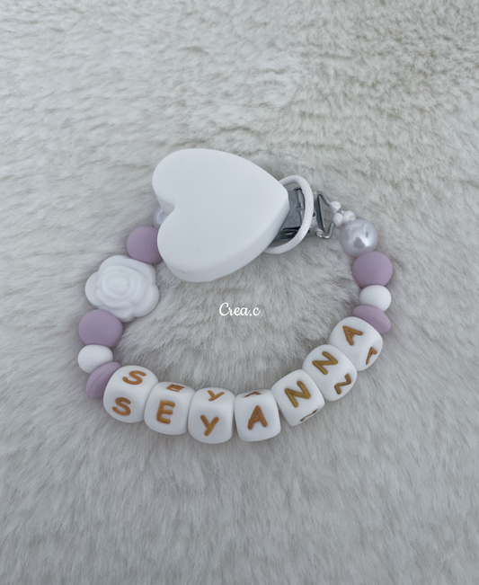 Attache tétine fleur, perles lilas et blanche