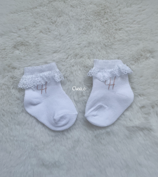 Chaussettes dentelle blanche à personnaliser avec les intitales de bébé