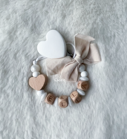 Attache tétine ruban tissus beige, perles beiges et coeur en bois