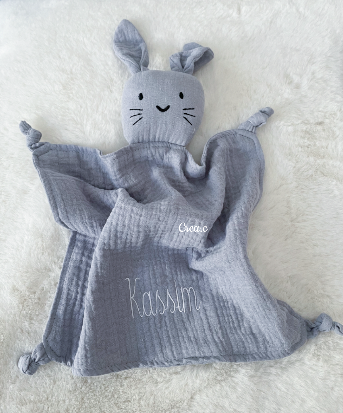 Doudou lapin bleu en gaze de coton à brodé avec le prénom de bébé