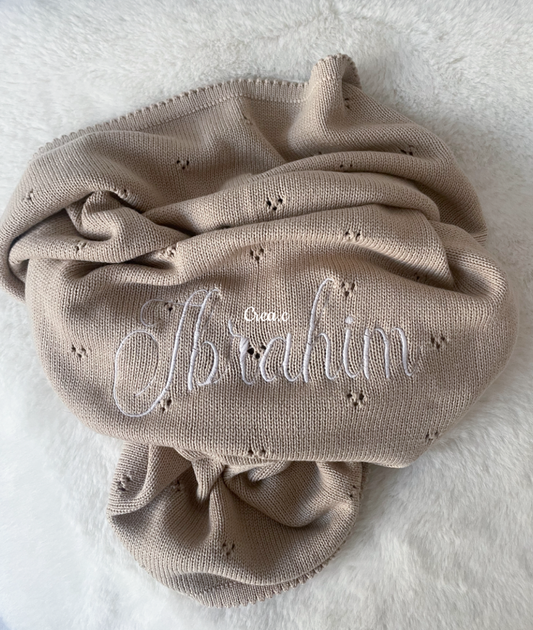 Couverture en maille à personnaliser avec le prénom de bébé brodé