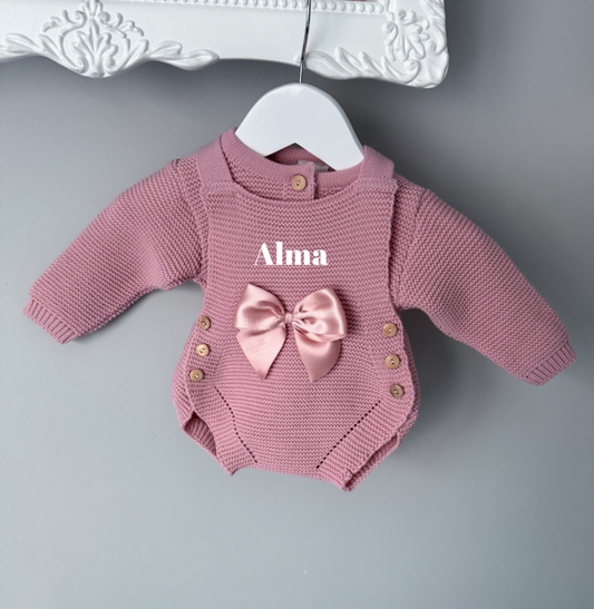 Barboteuse bébé en maille avec nœud & prénom – Taille 0-3 mois