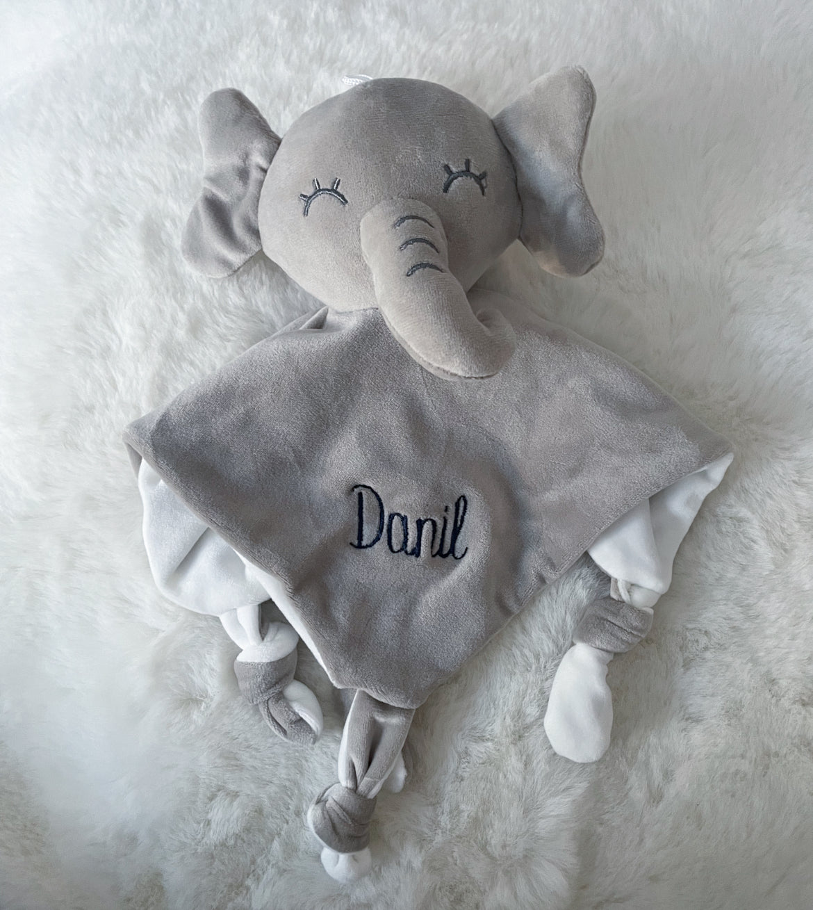 Doudou éléphant gris à brodé avec le prénom de bébé