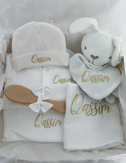 Coffret de naissance première tenue, doudou et bonnet à personnaliser