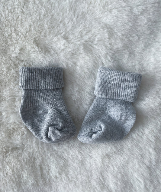 Chaussettes simple grises à personnaliser avec les initiales de bébé