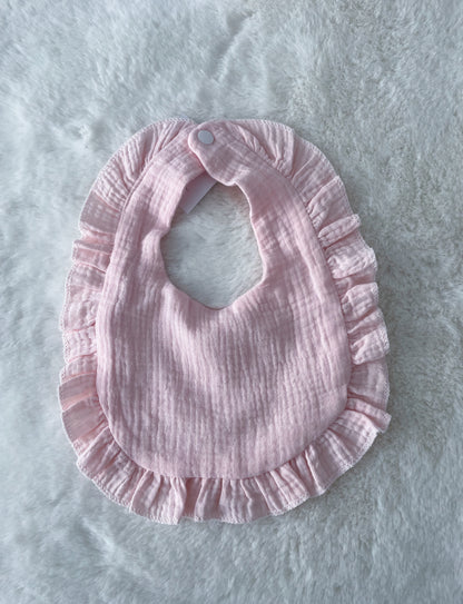 Bavoir froufrou en gaze de coton rose à personnaliser avec le prénom brodé