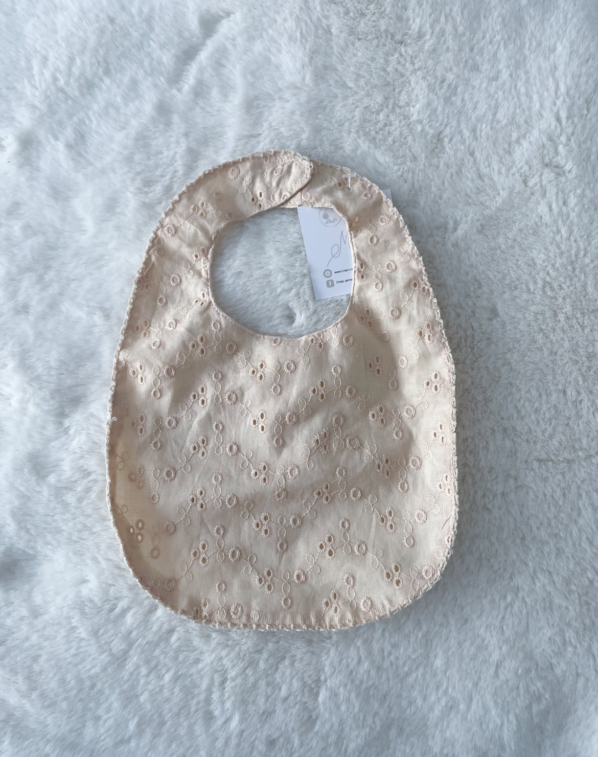 Bavoir broderie à personnaliser avec le prénom de bébé brodé