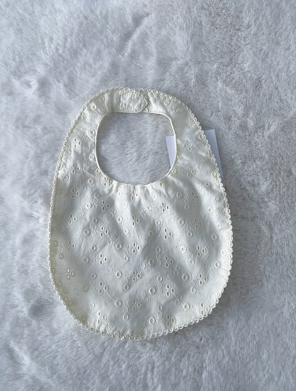 Bavoir broderie à personnaliser avec le prénom de bébé brodé