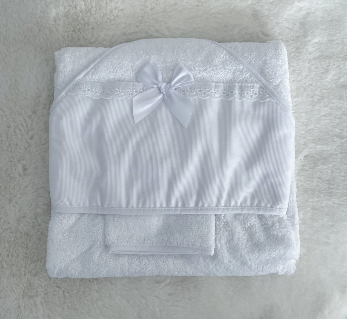 Cape de bain et gant de toilette détail broderie et ruban à personnaliser avec le prénom brodé