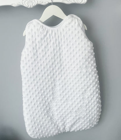 Gigoteuse en mincky blanc à personnaliser avec le prénom de bébé brodé