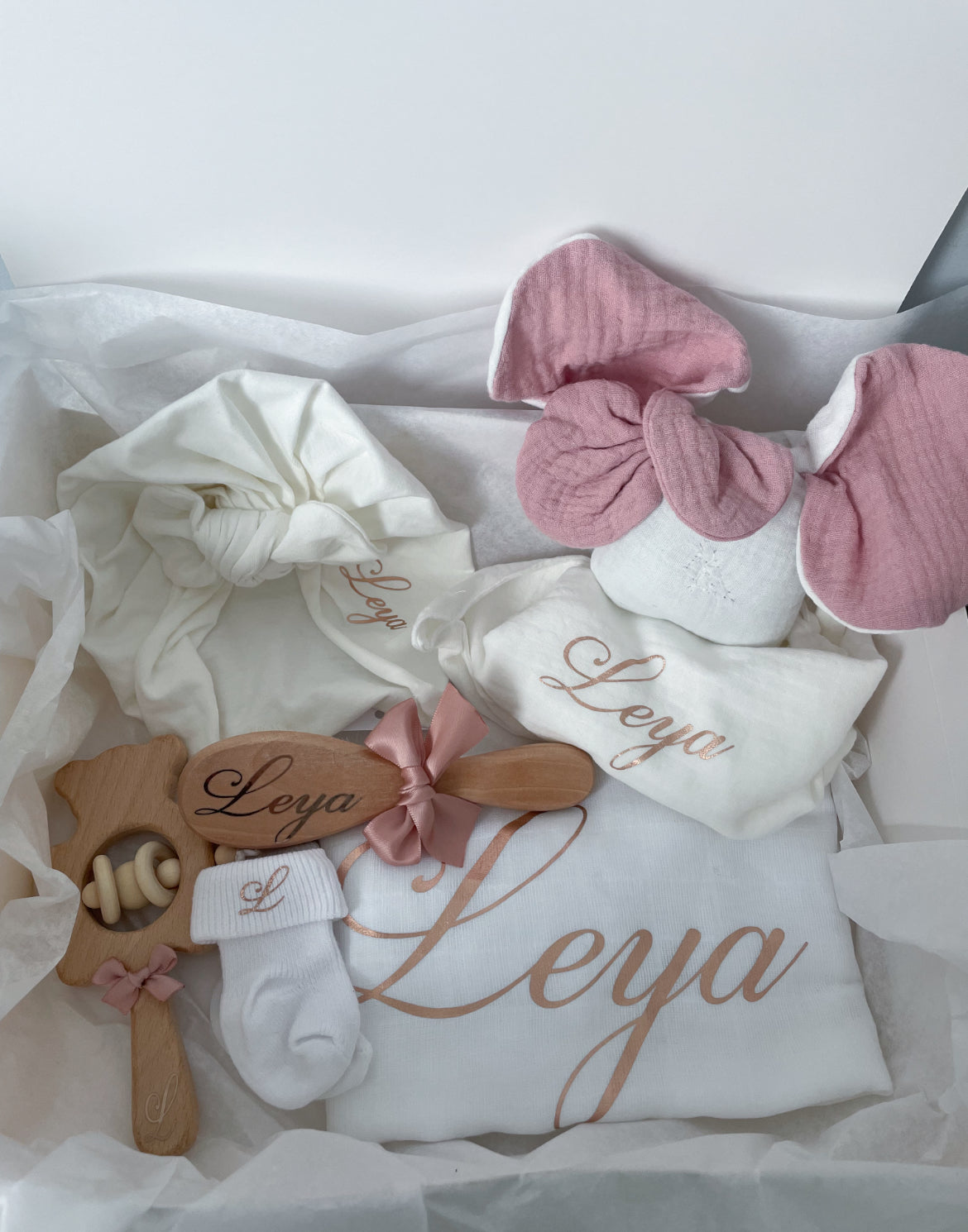 Coffret naissance crée avec les accessoires indispensables pour la venue de bébé