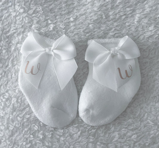 Chaussettes noeud blanc à personnaliser avec les intiales de bébé