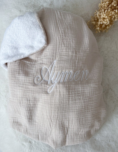 Couverture, plaid en gaze de coton taupe  et polaire à broder avec le prénom