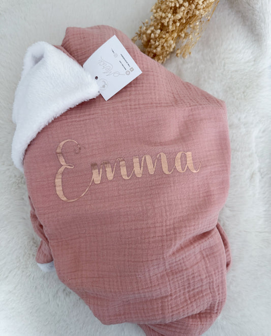 Couverture, plaid en gaze de coton rose et polaire à personnaliser avec le prénom