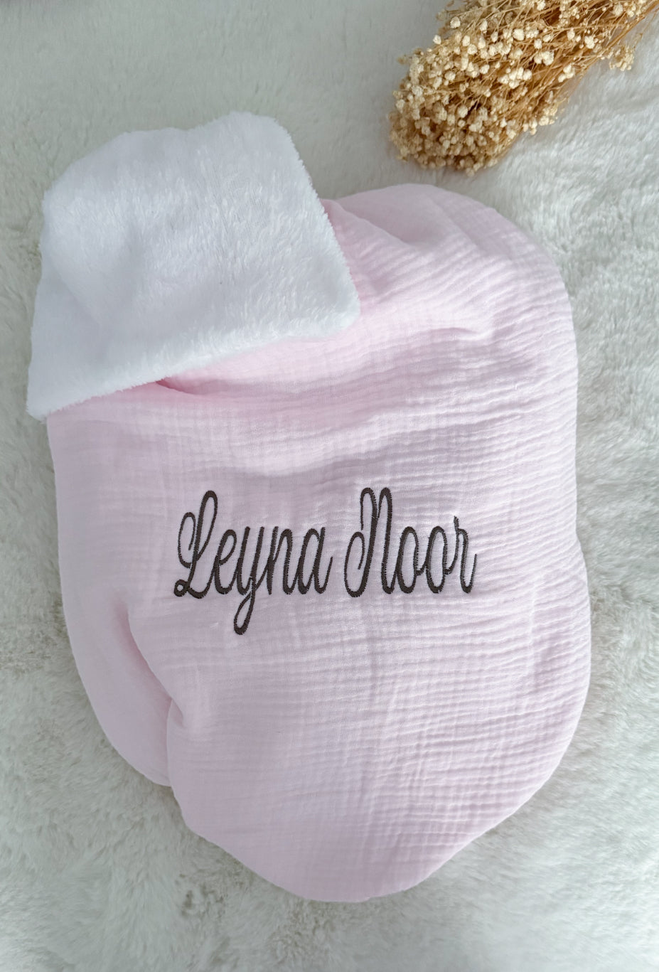 Couverture, plaid en gaze de coton rose clair et polaire à broder avec le prénom