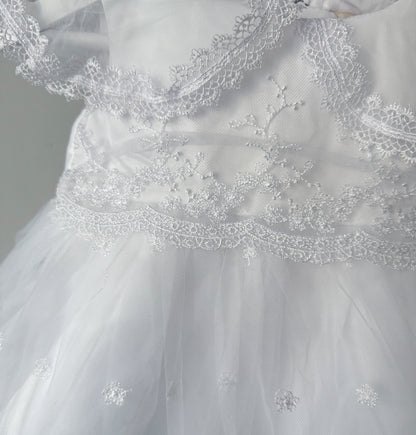 Robe de baptême bébé en dentelle & tulle – bonnet assorti inclus