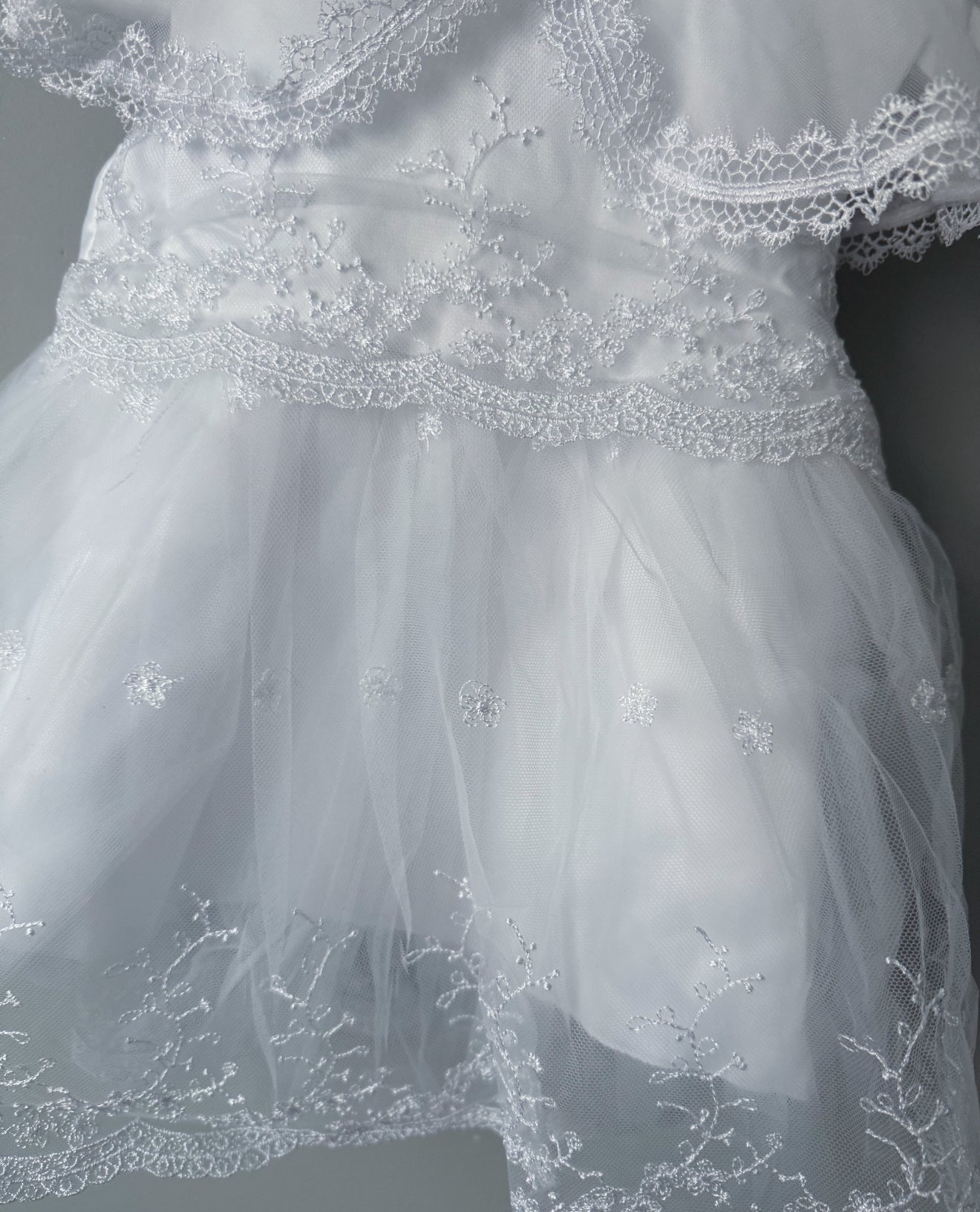 Robe de baptême bébé en dentelle & tulle – bonnet assorti inclus