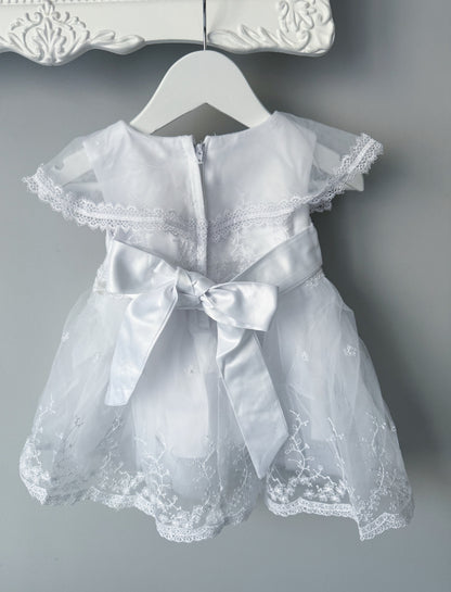 Robe de baptême bébé en dentelle & tulle – bonnet assorti inclus