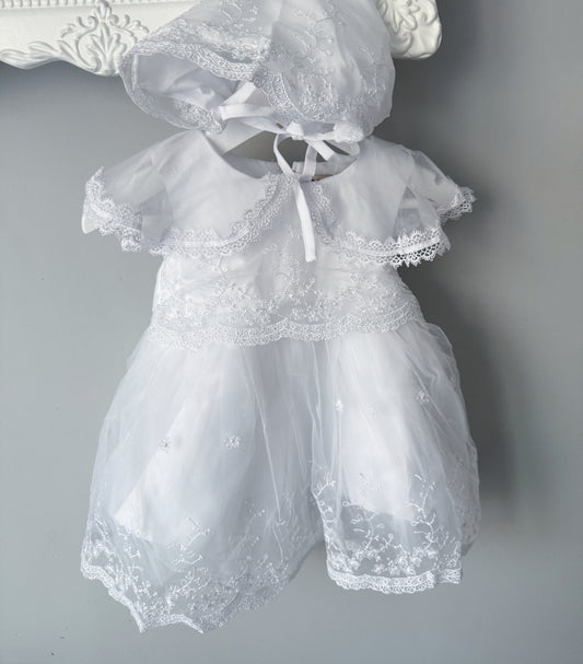 Robe de baptême bébé en dentelle & tulle – bonnet assorti inclus