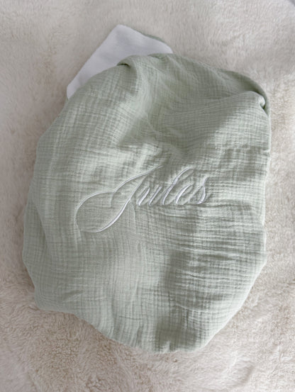 Plaid bébé personnalisé gaze de coton vert d’eau & polaire blanche – Broderie prénom