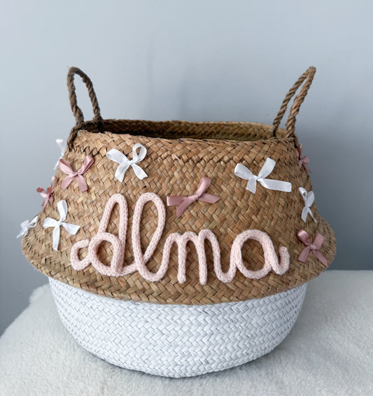 Panier personnalisé avec ruban rose et blanc – Prénom en tricotin