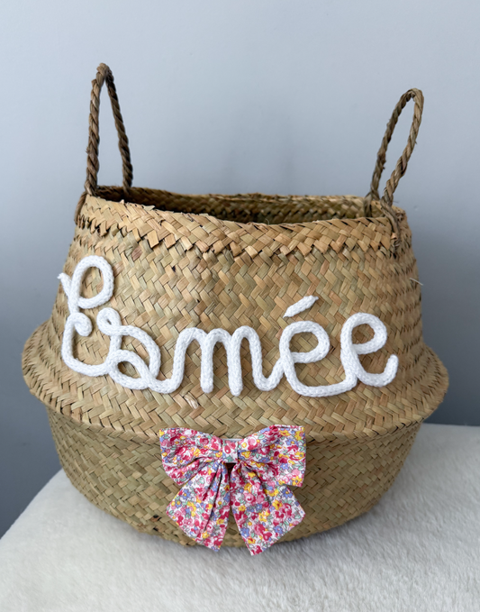 Panier en osier personnalisé avec prénom – Modèle “Esmée” et nœud au choix